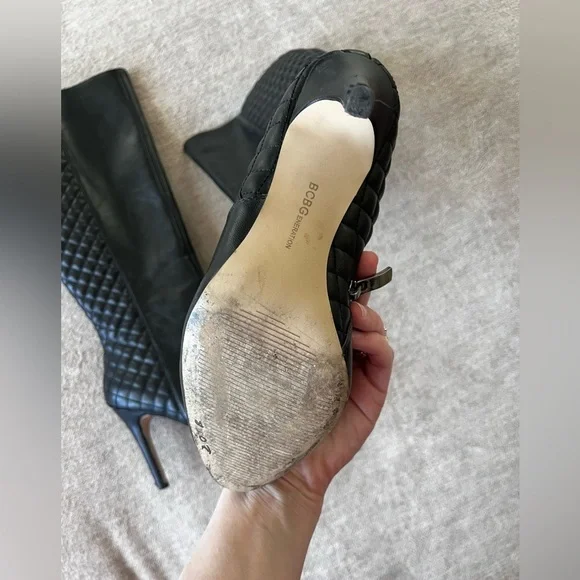 BCBG Beasly Quilted Faux Leather Boots 8M Mobwife - Picture 4 of 8